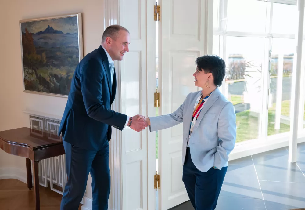 Vic Hogg shakes hands with Iceland's President. 