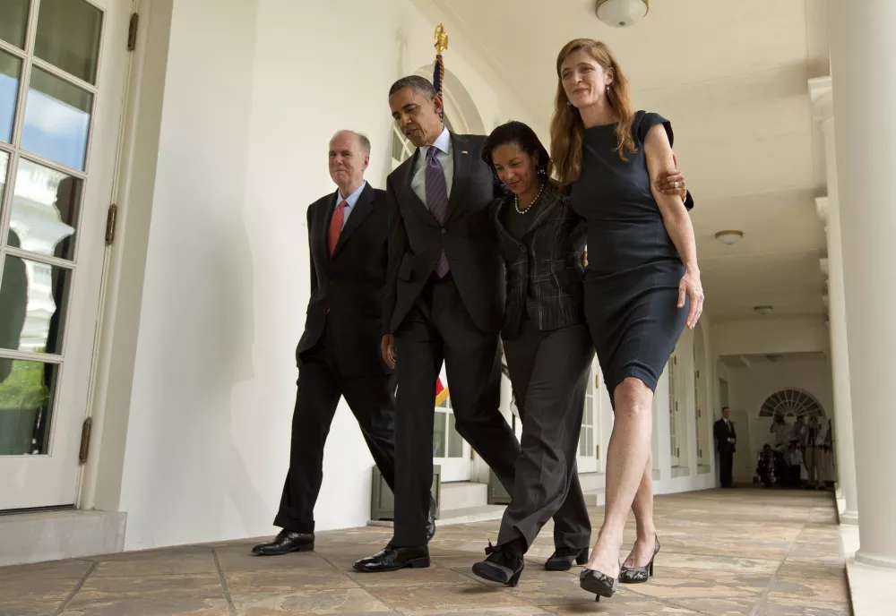 Tom Donilon, President Barak Obama, Susan Rice, and Samantha Power walk arm in arm at the White House.
