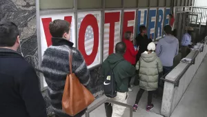 Early voters lining up to vote in Minnesota in 2018