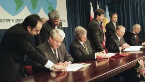 Russian President Boris Yeltsin, left, American President Bill Clinton, Ukrainian President Leonid Kuchma, and British Prime Minister John Major sign the Budapest Memorandum on Dec. 5, 1994 (Marcy Nighswander/Associated Press).