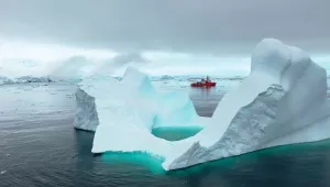 Ship navigates icecaps in the Arctic