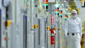 Production and cleanroom facilities at work in Intel’s D1D/D1X plant in Hillsboro, Oregon.