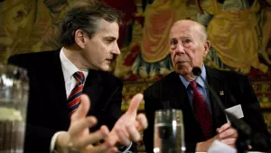 Former U.S. Secretary of State George Shultz and Norwegian Foreign Minister Jonas Gahr Store in Oslo, February 2008