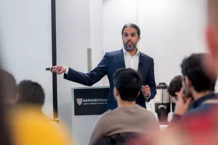 MEI Senior Fellow Ziad Daoud leading a study group at HKS