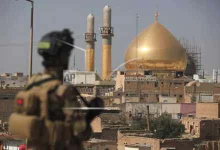 22 February 2023, Iraq, Samarra: A soldier stands in front of Al-Askari mosque, Resting Place of the Two Imams Ali al-Hadi and Hassan the al-Askari, during the 17th anniversary of the Shrine bombing by extremists in February 2006.