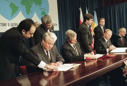 Russian President Boris Yeltsin, left, American President Bill Clinton, Ukrainian President Leonid Kuchma, and British Prime Minister John Major, extreme right, sign the Budapest Memorandum on Dec. 5, 1994. 