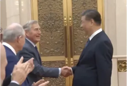 Graham Allison shaking hands with President Xi Jinping