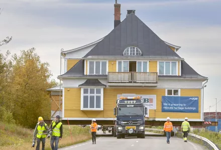 A Kiruna heritage building being moved intact in August 2017.