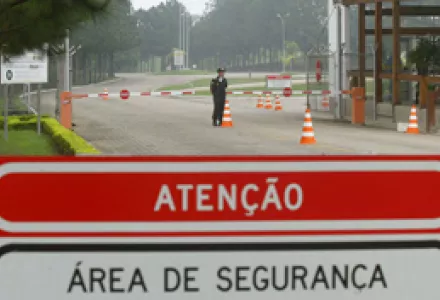 A security guard stands at the entrance of the nuclear facility, FCN, Fabrica de Combustible Nuclear in Resende, Brazil, Oct. 19, 2004. Brazilian officials expressed optimism on reaching agreement with UN inspectors over Brazil's plans to enrich uranium.