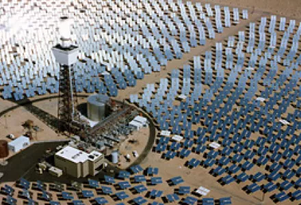 A solar power plant in the Mojave Desert with panels reflecting light up to a central tower, similar to the one the Australian government announced on Oct. 25, 2006.