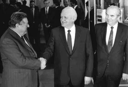 Günter Mittag (middle), member of the Politburo and Secretary of the Central Committee of the SED, deputy chairman of the State Council of the GDR, had a conversation in Bonn with the Bavarian Prime Minister and Chairman of the CSU, Franz Josef Strauss (left). The head of the Permanent Representation of the GDR in the FRG, Amb. Ewald Moldt, took part, 1 April 1987.