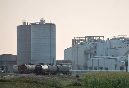 Ethanol refinery with carbon capture equipment