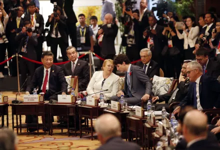 Xi Jingping and other world leaders attend an APEC-ASEAN dialogue.