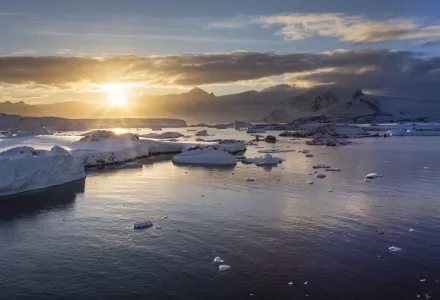 Antarctic sunrise 