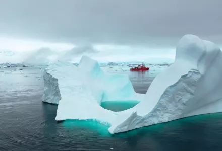 Ship navigates icecaps in the Arctic