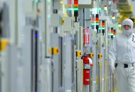 Production and cleanroom facilities at work in Intel’s D1D/D1X plant in Hillsboro, Oregon.