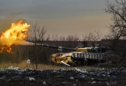 A Ukrainian tank of the 17th Tank Brigade fires