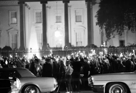 peace marchers pass shoulder to shoulder in front of the White House