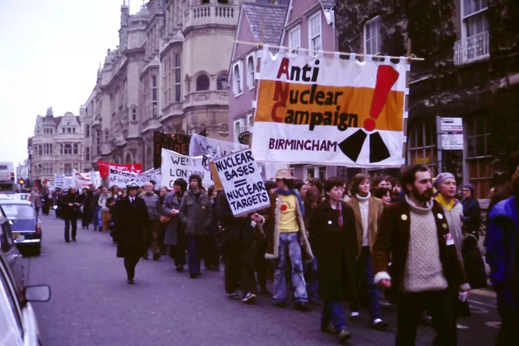 An anti-nuclear weapons protest march in, Oxford, England in 1980 (Kim Traynor/Wikimedia).
