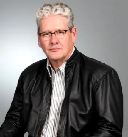 Headshot of Anthoni van Nieuwkerk 