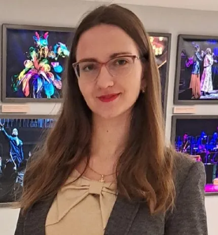 Ana Florescu-Ciobotaru headshot